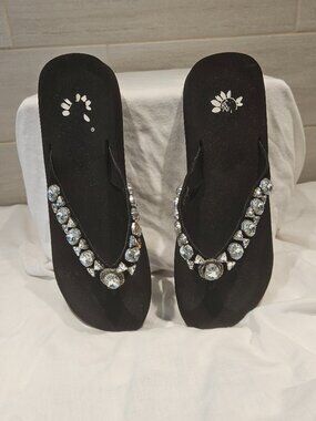YELLOW BOX RHINESTONE FLIP FLOPS, SIZE 9